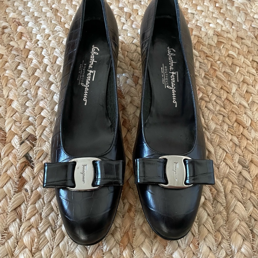 Salvatore Ferragamo Vara Bow Pumps in sz 7.5 narrow